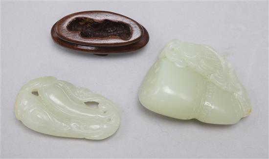 Two Chinese pale celadon jade carvings, 4.9cm and 4.8cm